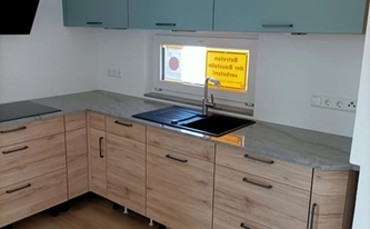Küche in Neuwied mit Quarzit Arbeitsplatten und Fensterbank Bluegrey Quarzit