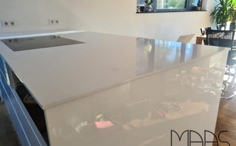Kücheninsel mit Silestone Arbeitsplatte Blanco Zeus Extreme