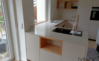 Küche in Nürnberg mit Caesarstone Arbeitsplatten 4130 Clamshell