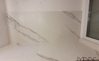 Dekton Arbeitsplatten und Rückwand Opera in Marmoroptik