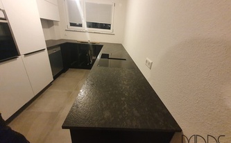 Schwarze IKEA Küche mit Granit Arbeitsplatten Steel Grey