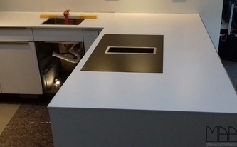 Moderne Küche mit Silestone Arbeitsplatten Blanco Zeus Extreme