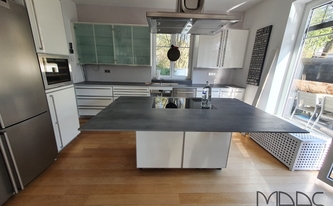 Küche in Oberhachning mit SapienStone Arbeitsplatten Malm Grey