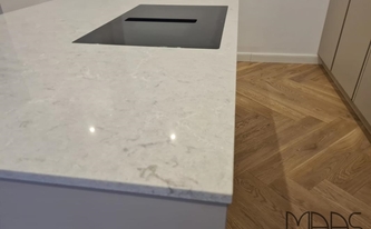 Kücheninsel mit Caesarstone Arbeitsplatte 6131 Bianco Drift