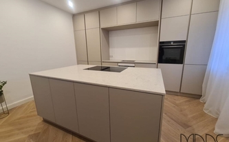 Küche in Oberhausen mit Caesarstone Arbeitsplatten 6131 Bianco Drift