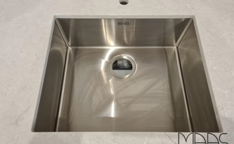 Unterbauspüle in der Caesarstone Arbeitsplatte 6131 Bianco Drift