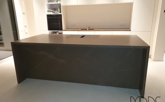 Kücheninsel mit Neolith Arbeitsplatte und Seitenwangen Pulpis