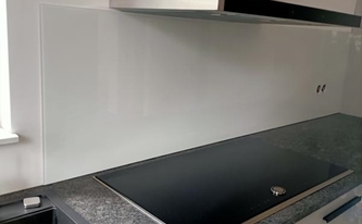 Montage der Granit Arbeitsplatten Steel Grey und Glasrückwand 9016 Verkehrsweiß