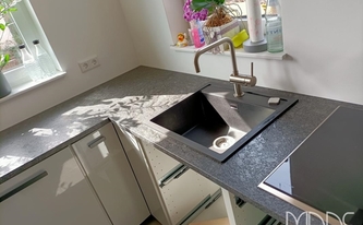 Spüle in der Granit Arbeitsplatte Steel Grey