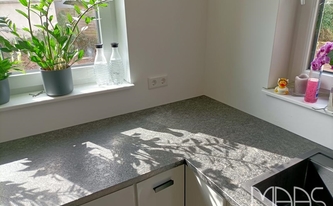 Satinierte Oberflächen der Granit Arbeitsplatte Steel Grey