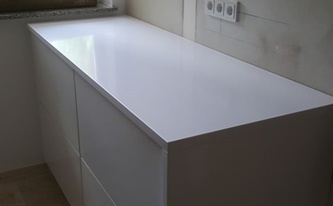 Silestone Arbeitsplatten und Seitenwangen Blanco Zeus Extreme