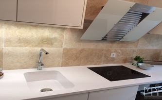 Fertige Küche mit den Silestone Arbeitsplatten Blanco Zeus Extreme