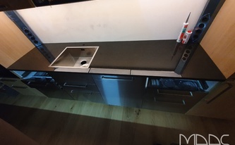 Küchenzeile mit Norrsjön Spüle von IKEA in der Granit Arbeitsplatte Black Pearl eingebaut