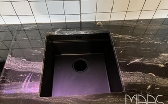 Unterbauspüle in der Granit Arbeitsplatte Agatha