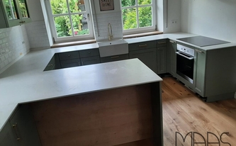 Küche in Pfaffenhofen an der Ilm mit Dekton Arbeitsplatten Marina