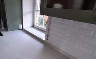 Dekton Arbeitsplatten, Wischleisten, Rückwand und Fensterbänke Marina montiert