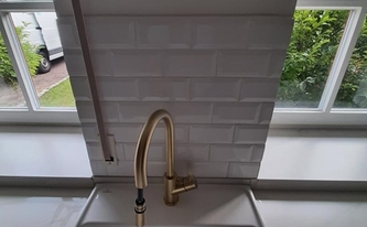 Spüle zwischen zwei Dekton Arbeitsplatten Marina