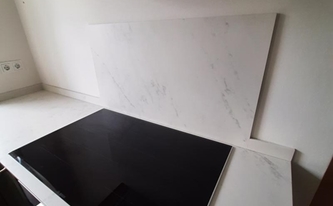 Ceranfeld in der Dekton Arbeitsplatte Marina