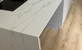 Montage der Infinity Arbeitsplatte und Seitenwangen Calacatta Oro in Philippsburg