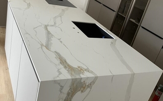 Küche in Philippsburg mit Infinity Arbeitsplatte und Seitenwangen Calacatta Oro