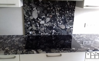 Küche in Pulheim mit Granit Arbeitsplatten und Rückwand Marinace Nero