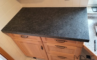 Granit Arbeitsplatte Steel Grey mit satinierter Oberfläche