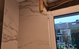 Auf Gehrung zusammen gefügte Level Keramik Rückwände Calacatta