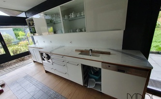 Küchenzeile in Ratingen mit Porcelanosa Arbeitsplatten Kala White