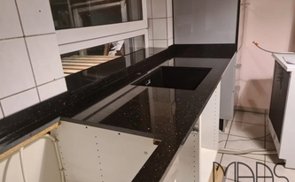 Montage in Ratzeburg der Granit Arbeitsplatte und Fensterbank Star Galaxy