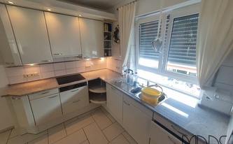 Küche in Remagen mit Granit Arbeitsplatten und Wischleisten Imperial White