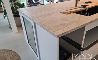 Unterbauspüle in der Neolith Arbeitsplatte Strata Argentum
