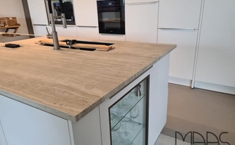 Neolith Arbeitsplatte Strata Argentum auf der Kücheninsel montiert