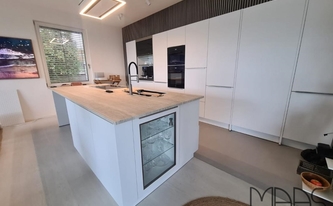 Montage in Köln mit der Neolith Arbeitsplatte Strata Argentum auf der Kücheninsel