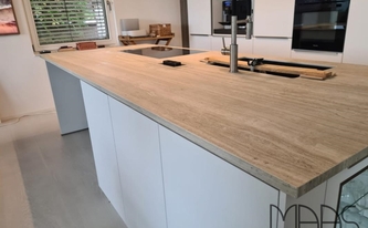 Küche in Köln mit Neolith Arbeitsplatte Strata Argentum