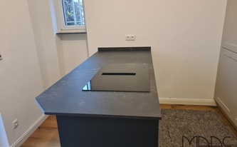 Kücheninsel mit Dekton Arbeitsplatte Kelya