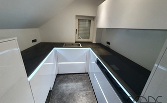 U-förmige Küche in Reutlingen mit Dekton Arbeitsplatten Radium