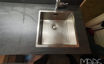 Spüle flächenbündig eingebaut in der Dekton Arbeitsplatte Bromo