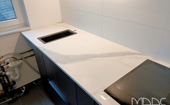 Küchenzeile in Rösrath mit Infinity Arbeitsplatte Classic Statuario