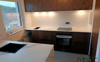 Küche in Rösrath mit Infinity Arbeitsplatten und Seitenwange Classic Statuario