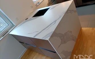 Kücheninsel mit Infinity Arbeitsplatte und Seitenwange Classic Statuario