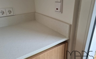 K2 Quarz Arbeitsplatte und Wischleisten Ice White