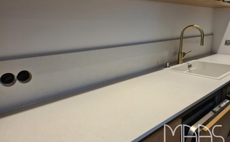 Montage der K2 Quarz Rückwand Ice White