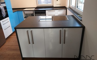  IKEA Küche mit Granit Arbeitsplatten und Seitenwange Alexander Black