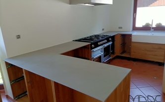 Küche in Ruppichteroth mit Level Keramik Arbeitsplatten und Rückwände Grey Concrete