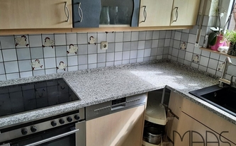 Küche in Sankt Augustin mit Granit Arbeitsplatten und Wischleisten Bianco Sardo