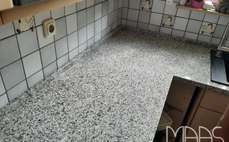 L-Küche mit Granit Arbeitsplatten Bianco Sardo