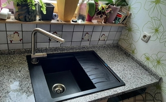 Spüle in der Granit Arbeitsplatte Bianco Sardo