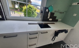 Küche in Sankt Augustin mit Quarz Arbeitsplatten Adak White