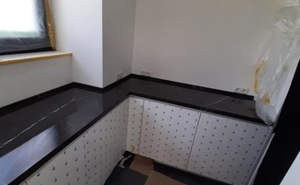 Küche in Sankt Augustin mit Level Keramik Arbeitsplatten Imperial Black Select