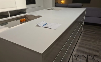 Küche in Sarstedt mit Compac Arbeitsplatten Absolute Blanc